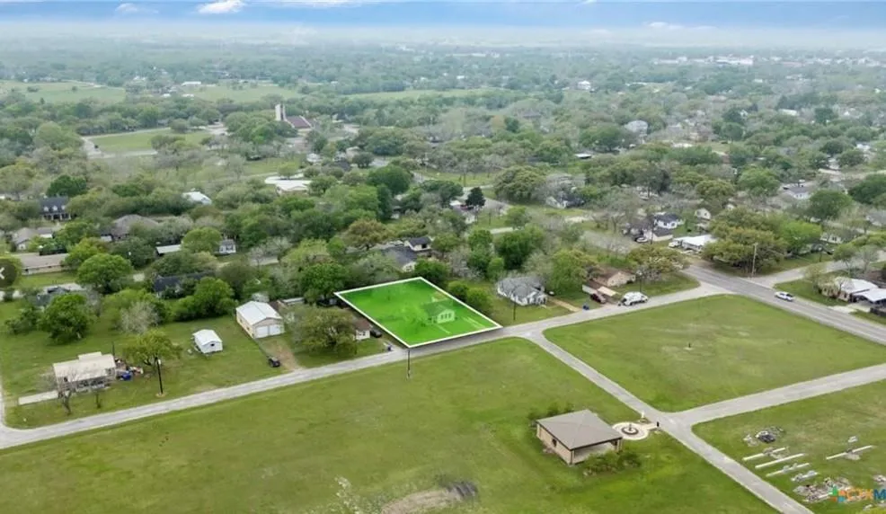 704 Maple St Yoakum, TX 77995