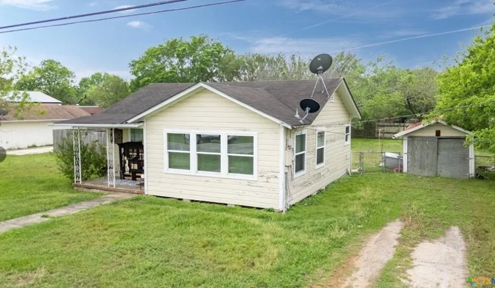 704 Maple St Yoakum, TX 77995