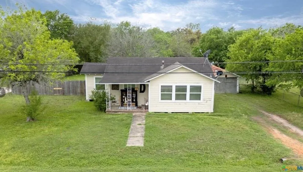 704 Maple St Yoakum, TX 77995