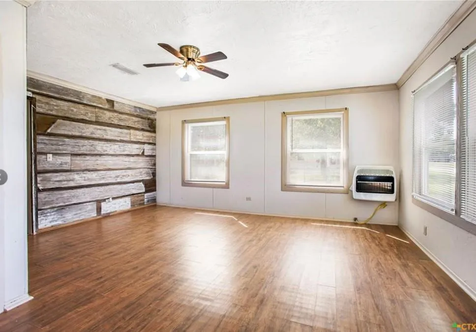 704 Maple St Yoakum, TX 77995