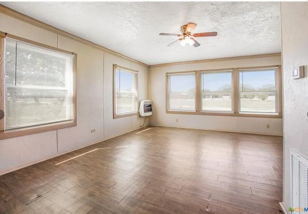 704 Maple St Yoakum, TX 77995