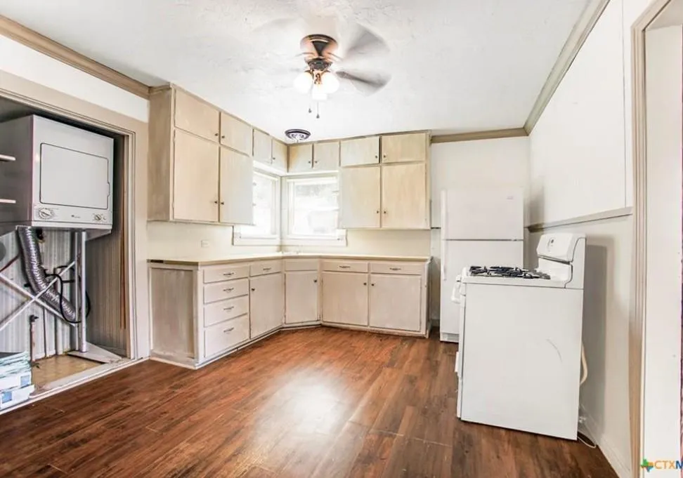704 Maple St Yoakum, TX 77995