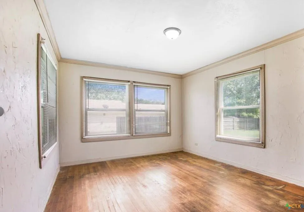704 Maple St Yoakum, TX 77995