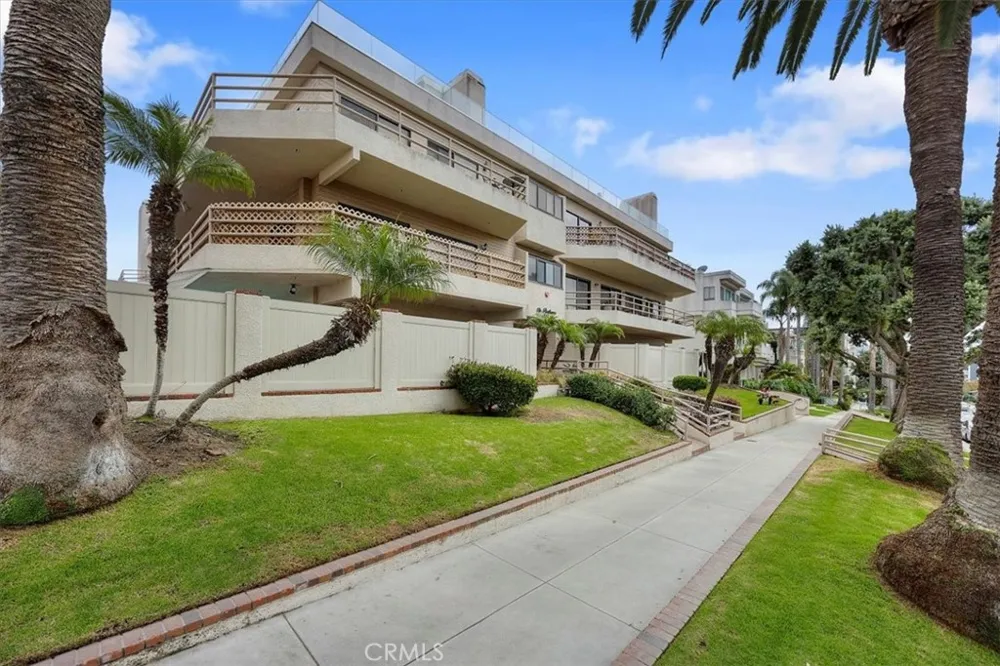 512 Esplanade #303 Redondo Beach, CA 90277