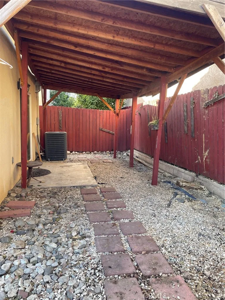 8425 Burnet North Hills, CA 91343