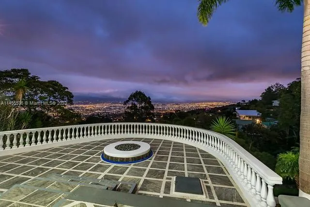 800 S Del Cementerio 