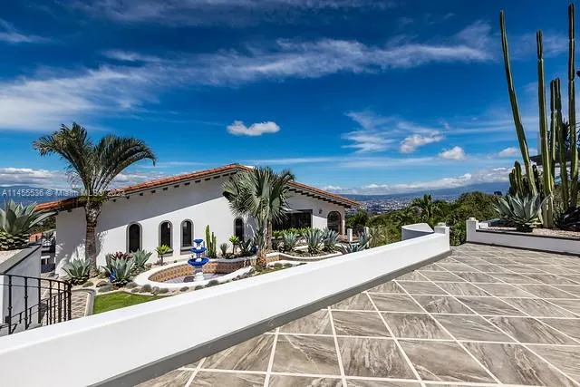 800 S Del Cementerio 