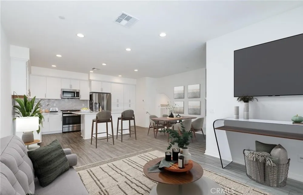 606 White Oaks Lake Forest, CA 92610