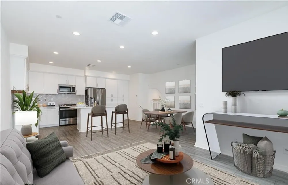 606 White Oaks Lake Forest, CA 92610