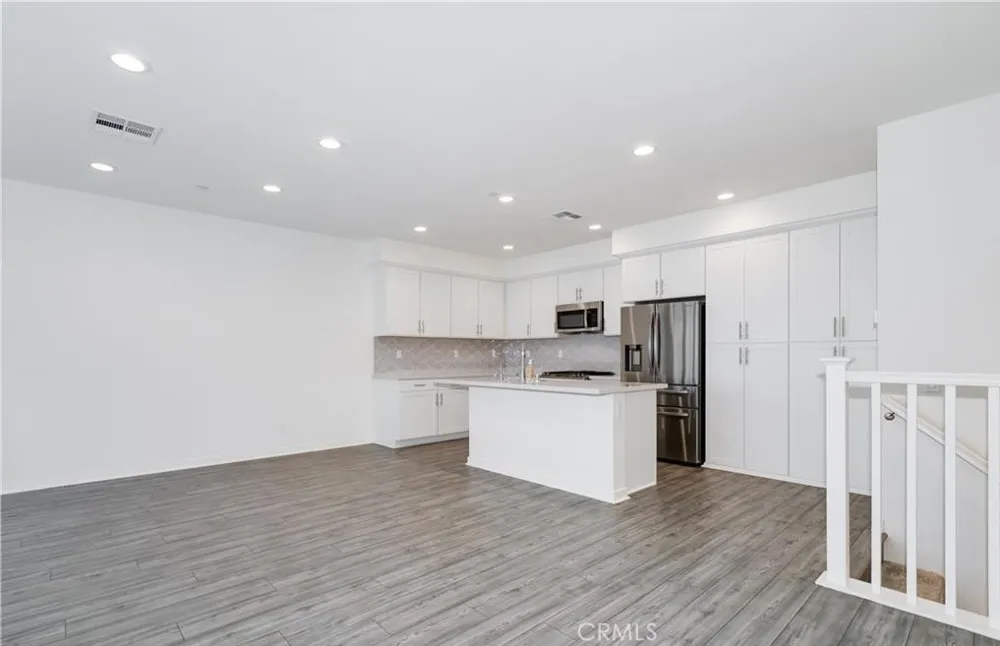 606 White Oaks Lake Forest, CA 92610