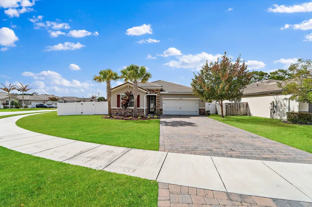 2325 SW Strawberry Terrace