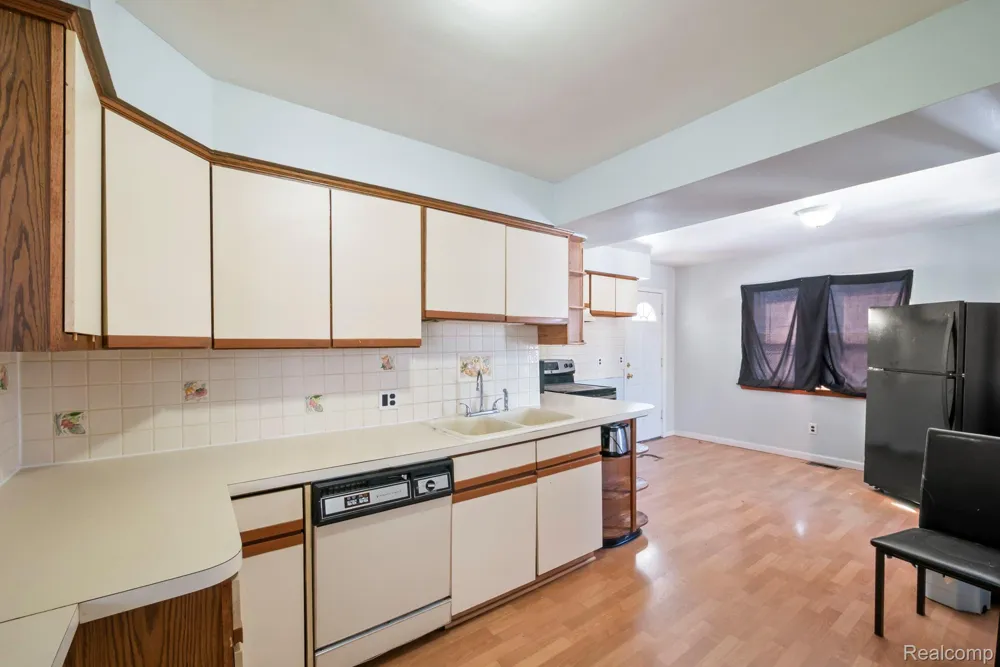 7739 Rosedale Boulevard Allen Park City, MI 48101