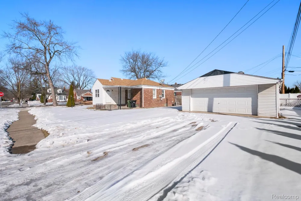7739 Rosedale Boulevard Allen Park City, MI 48101