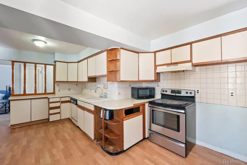 7739 Rosedale Boulevard Allen Park City, MI 48101
