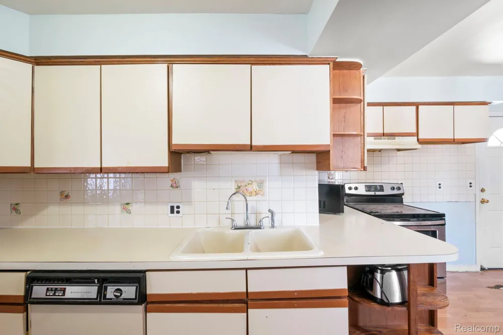 7739 Rosedale Boulevard Allen Park City, MI 48101