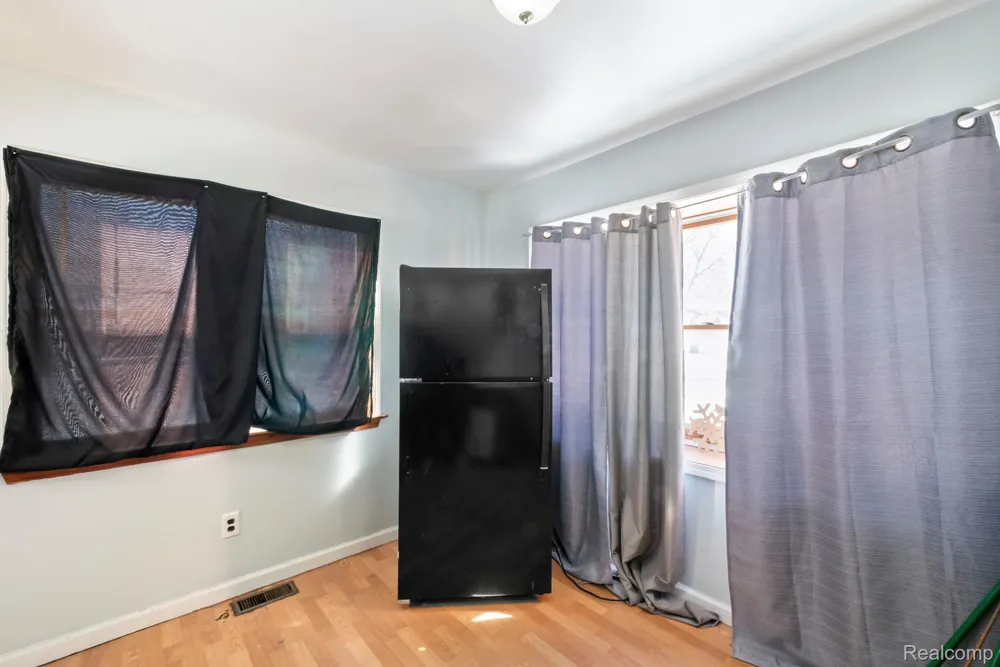 7739 Rosedale Boulevard Allen Park City, MI 48101