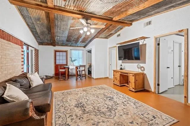 2585 Fm 250 Hughes Springs, TX 75656
