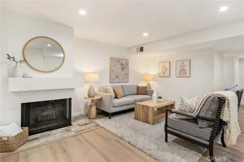441 E San Jose #111