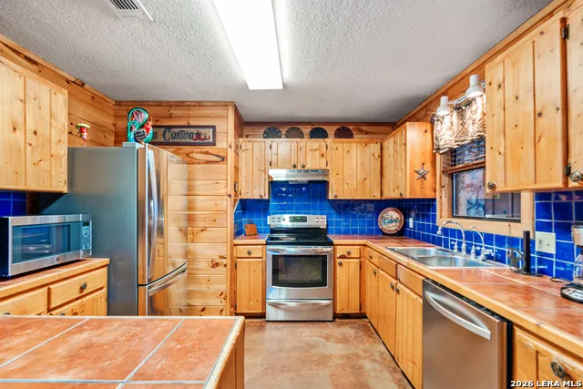 128 Mountain Laurel Concan, TX 78838