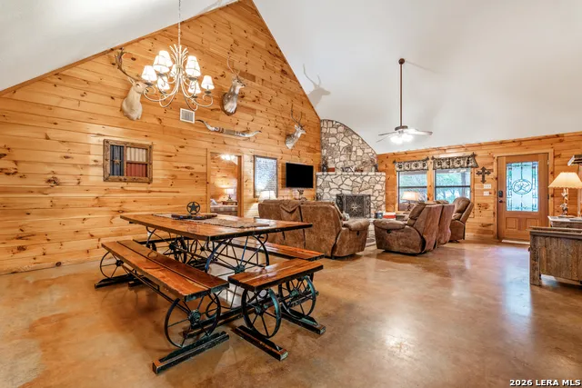 128 Mountain Laurel Concan, TX 78838