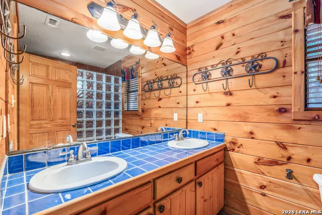 128 Mountain Laurel Concan, TX 78838