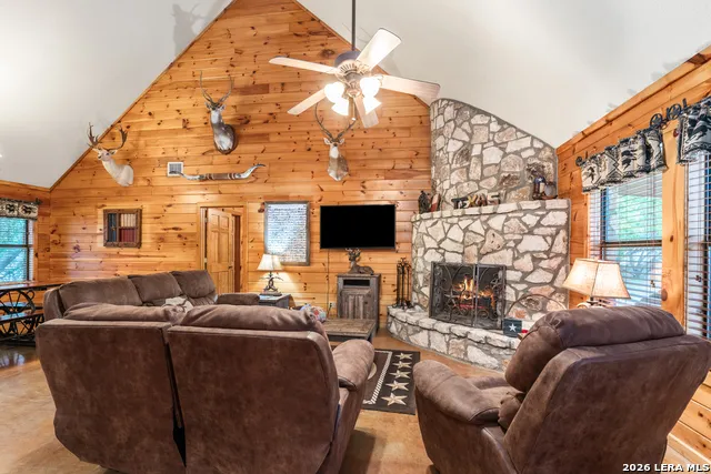 128 Mountain Laurel Concan, TX 78838
