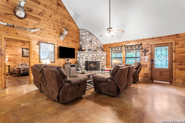 128 Mountain Laurel Concan, TX 78838