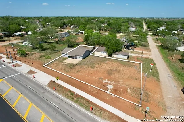 203 Zanderson Jourdanton, TX 78026