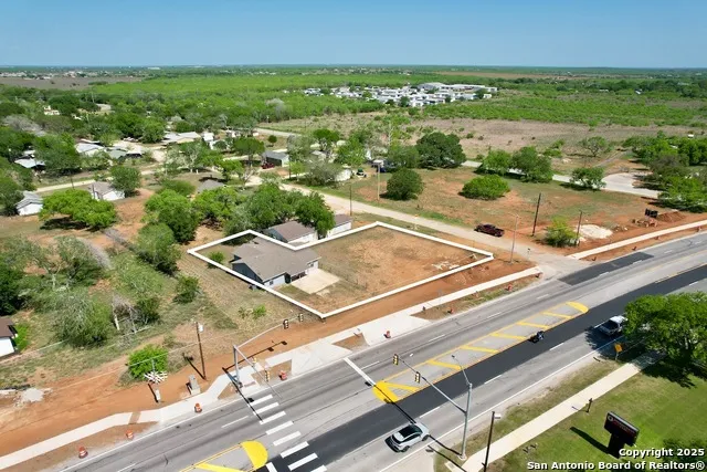 203 Zanderson Jourdanton, TX 78026
