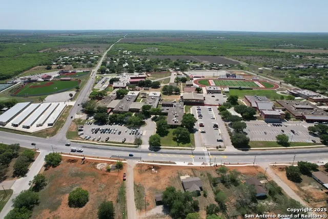 203 Zanderson Jourdanton, TX 78026