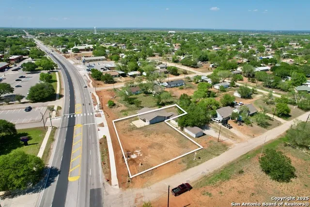 203 Zanderson Jourdanton, TX 78026