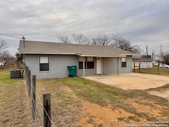 203 Zanderson Jourdanton, TX 78026