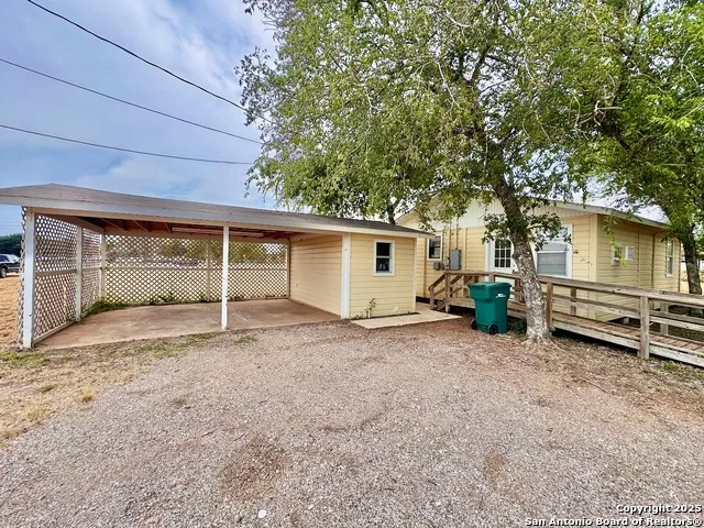 201 Zanderson Ave Jourdanton, TX 78026
