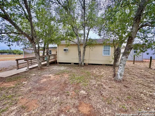 201 Zanderson Ave Jourdanton, TX 78026