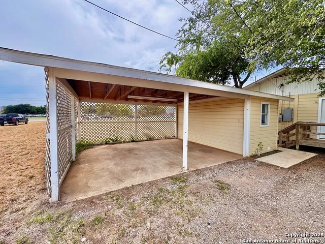 201 Zanderson Ave Jourdanton, TX 78026