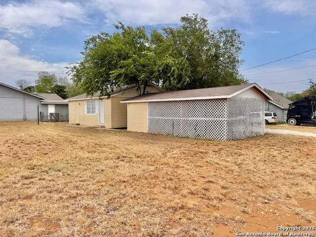 201 Zanderson Ave Jourdanton, TX 78026