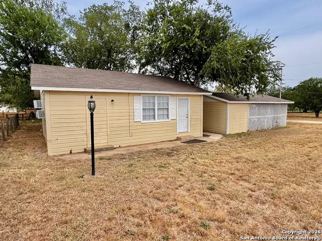 201 Zanderson Ave Jourdanton, TX 78026
