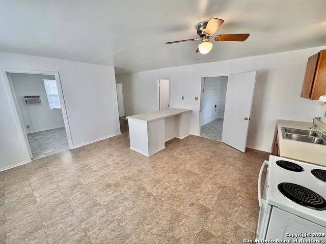 201 Zanderson Ave Jourdanton, TX 78026