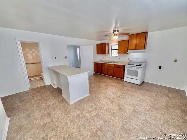201 Zanderson Ave Jourdanton, TX 78026