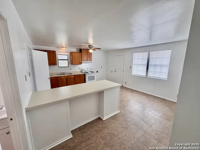 201 Zanderson Ave Jourdanton, TX 78026