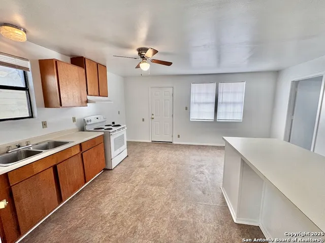 201 Zanderson Ave Jourdanton, TX 78026