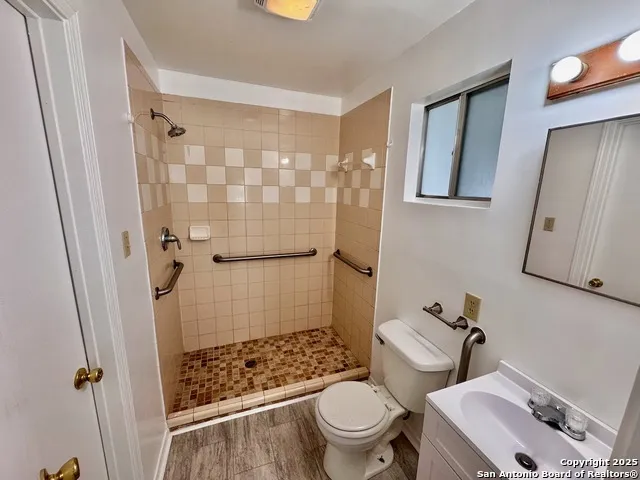 201 Zanderson Ave Jourdanton, TX 78026