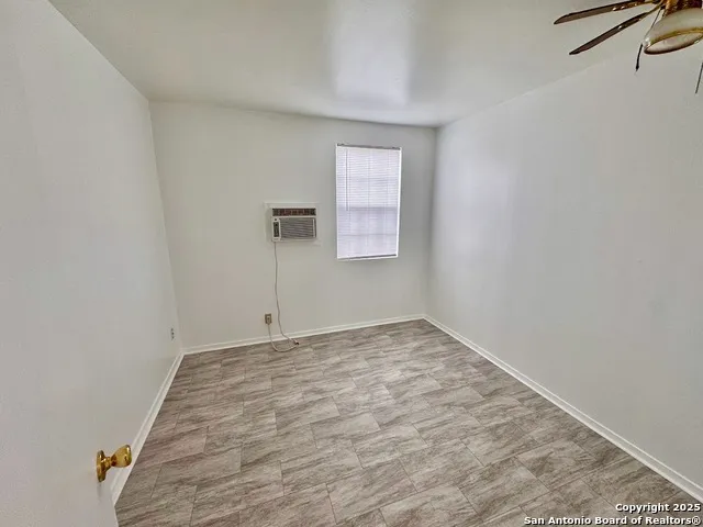 201 Zanderson Ave Jourdanton, TX 78026