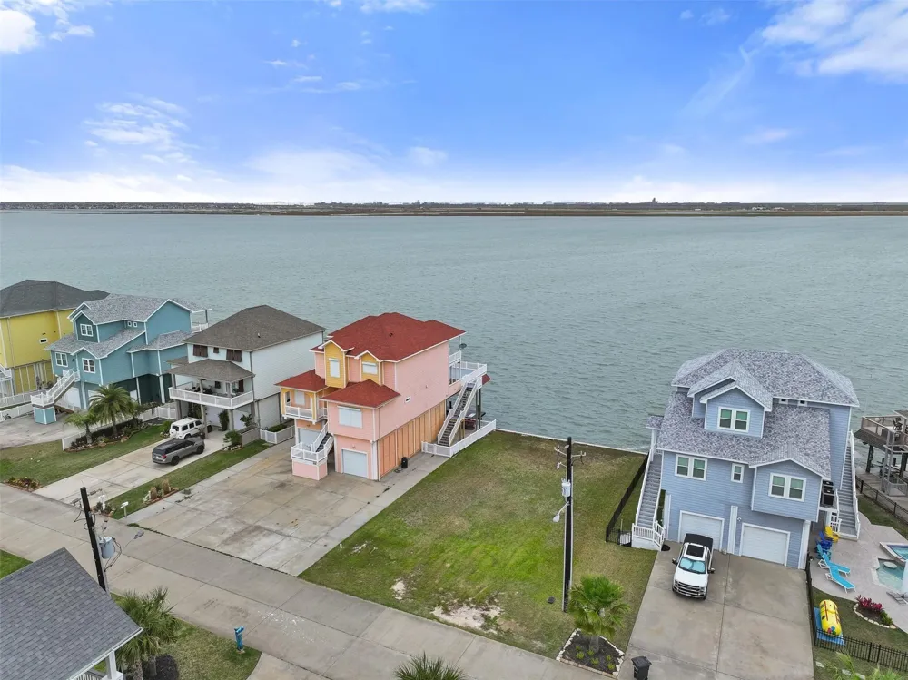 1618 Windsong Way Tiki Island, TX 77554