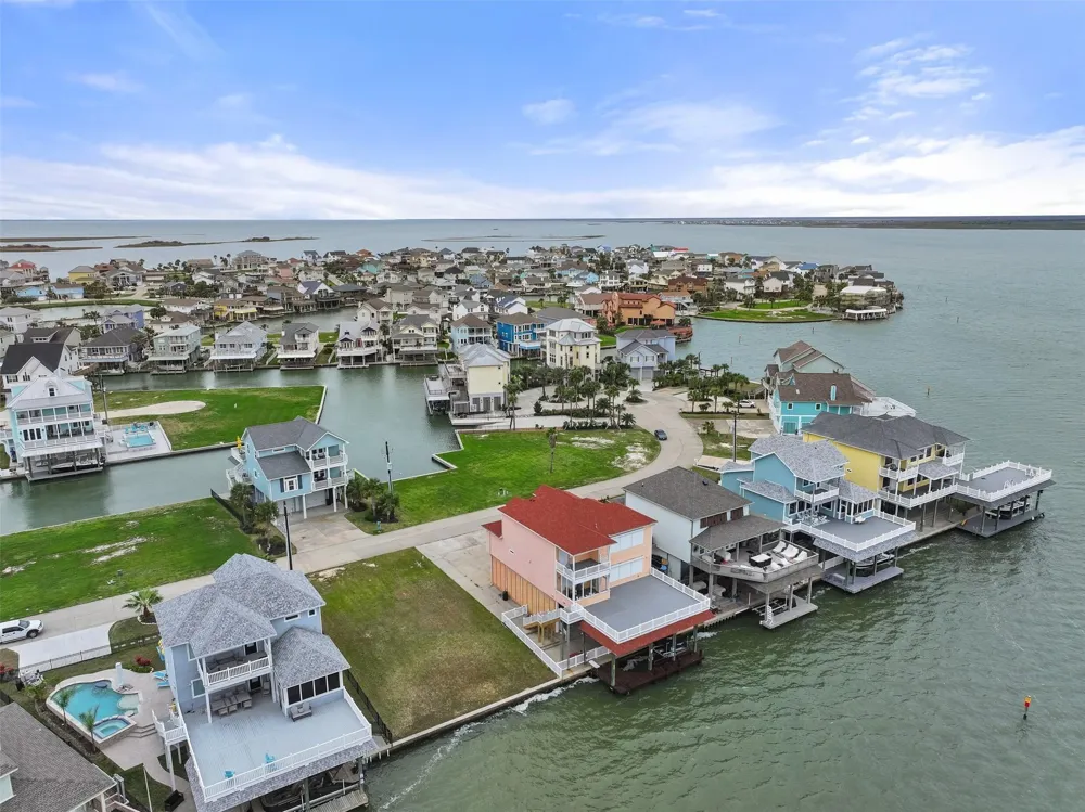 1618 Windsong Way Tiki Island, TX 77554