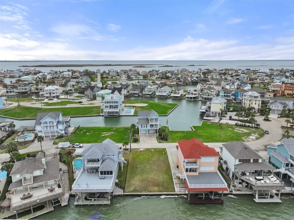 1618 Windsong Way Tiki Island, TX 77554