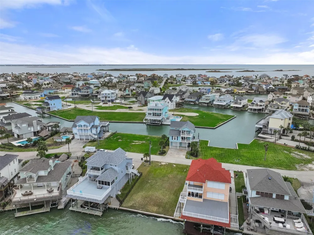 1618 Windsong Way Tiki Island, TX 77554