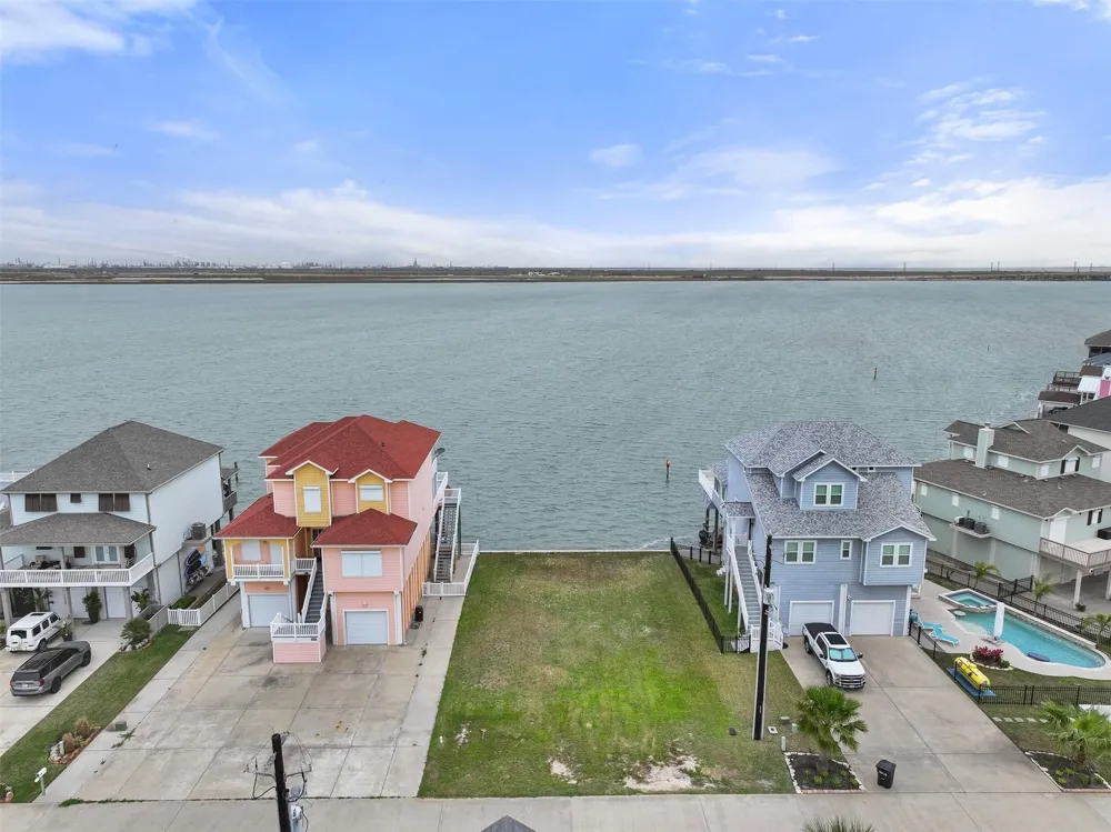 1618 Windsong Way Tiki Island, TX 77554