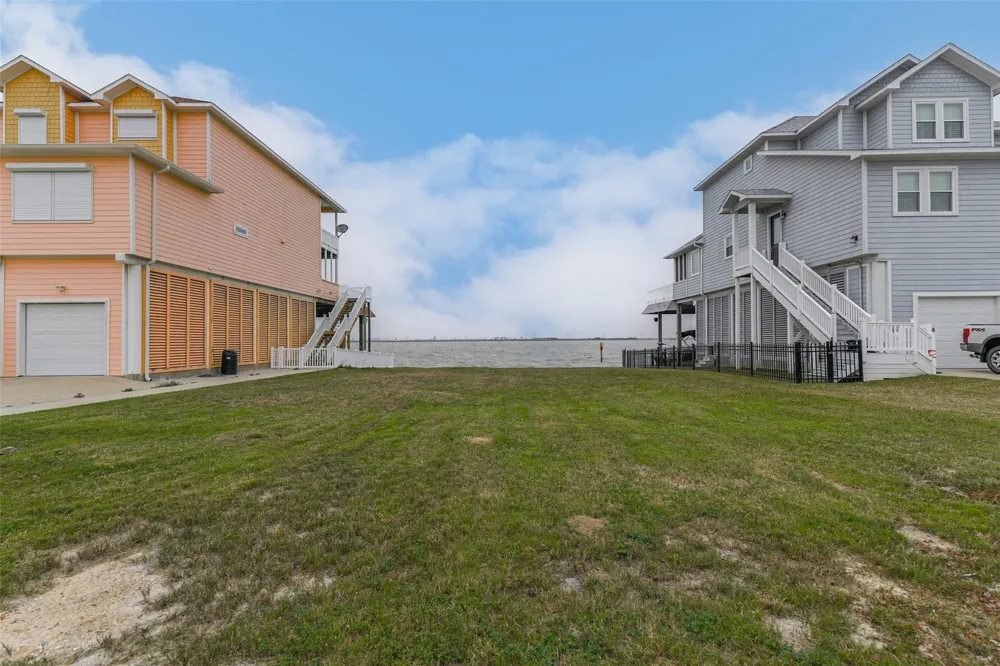 1618 Windsong Way Tiki Island, TX 77554