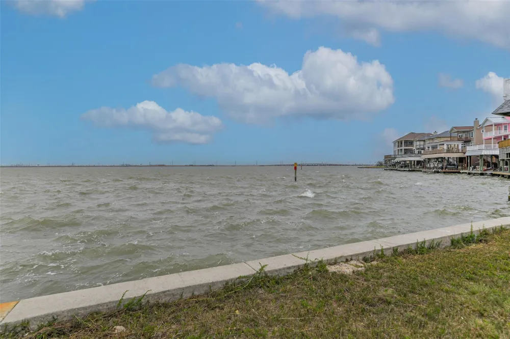 1618 Windsong Way Tiki Island, TX 77554